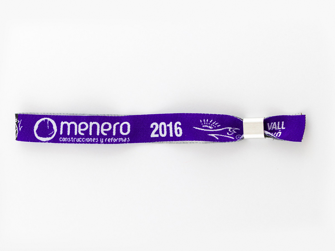 Pulsera de tela violeta con cierre metálico y el logotipo de una empresa de construcciones y reformas