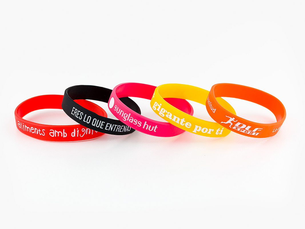 Pulseras de silicona personalizadas de varios colores con textos y logotipos